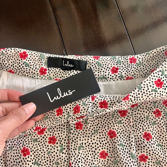 NEW Lulu's Cutie Red Floral Print Shorts Size S - Picture 2 of 4